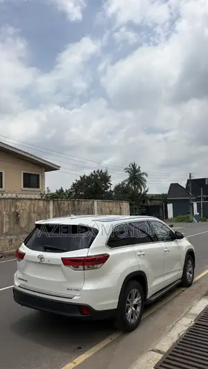 Toyota Highlander XLE 4dr SUV (3.5L 6cyl 6A) 2015 White