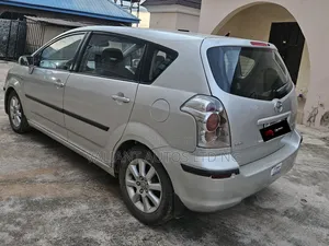 Toyota Verso 1.8 2009 Silver