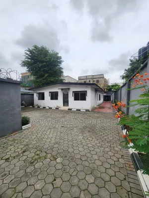 3bdrm Bungalow in Ikeja Gra for rent