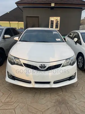 Toyota Camry SE 4dr Sedan (2.5L 4cyl 6A) 2013 White