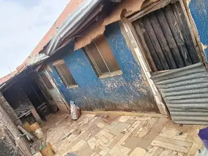 8bdrm Bungalow in Mpape for sale