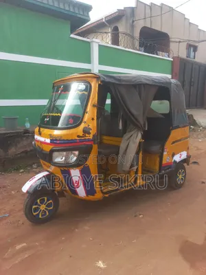 TVS HLX 125 2024 Yellow