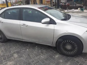 Toyota Corolla LE 4dr Sedan (1.8L 4cyl CVT) 2014 Silver