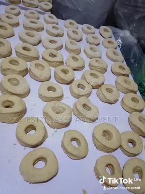 Estti Cakes