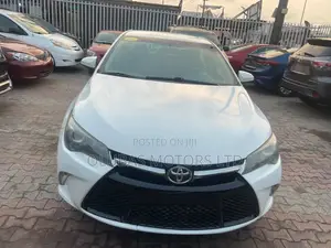 Toyota Camry SE 4dr Sedan (2.5L 4cyl 6A) 2015 White