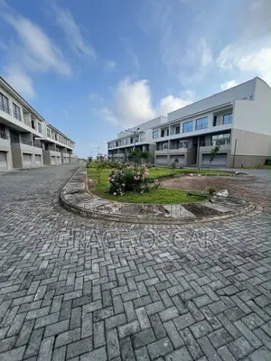 4bdrm Duplex in Chevron for rent