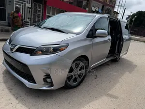 Toyota Sienna 2018 Silver