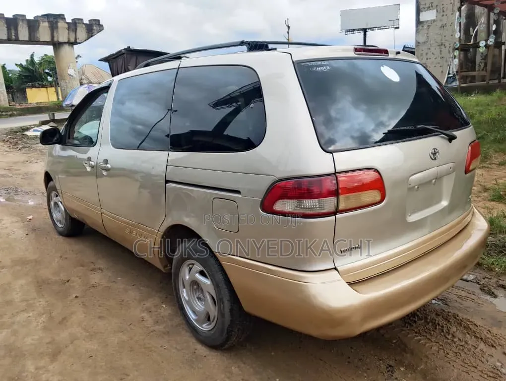 Toyota Quantum 2002 Gold