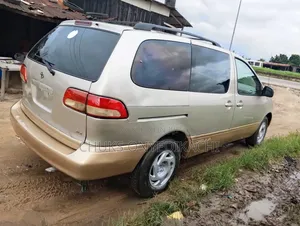 Toyota Quantum 2002 Gold