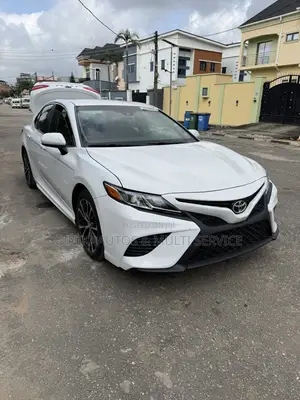 Toyota Camry SE FWD (2.5L 4cyl 8AM) 2018 White