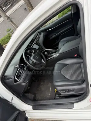 Toyota Camry SE FWD (2.5L 4cyl 8AM) 2018 White