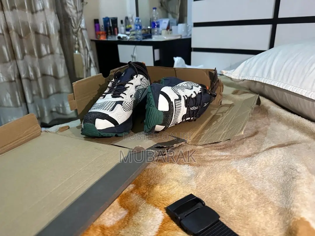 Original Reebok Trail Sneakers – Off White/Black