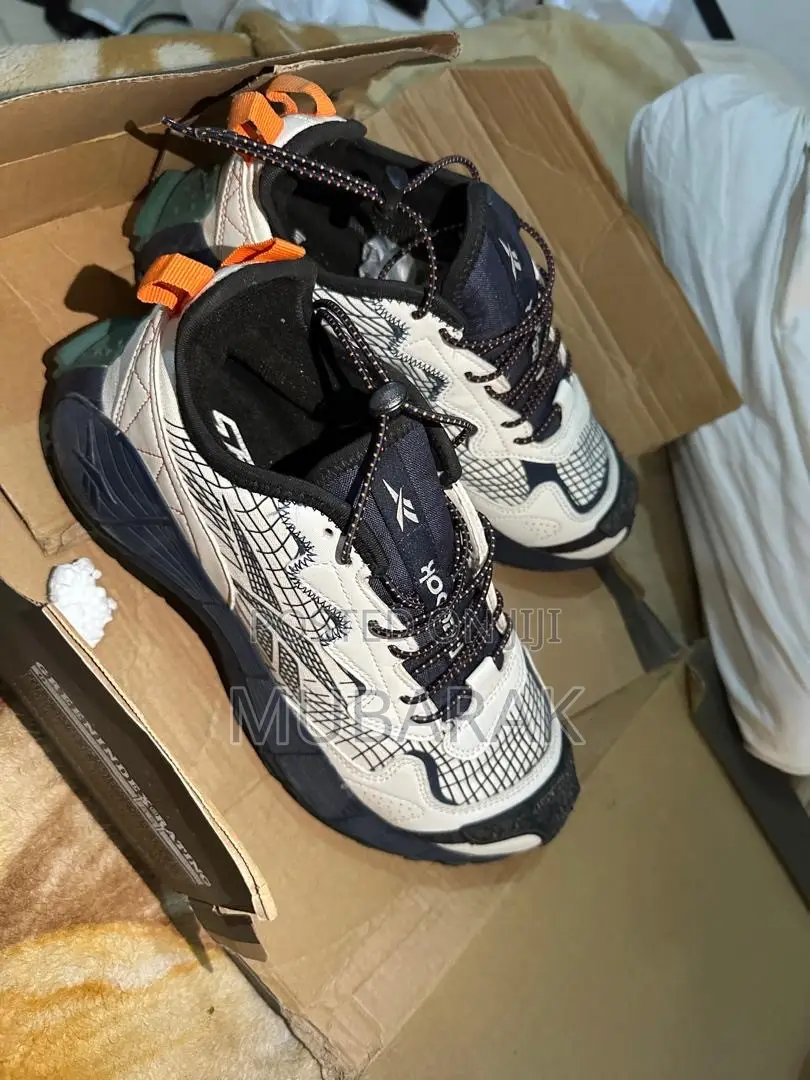 Original Reebok Trail Sneakers – Off White/Black