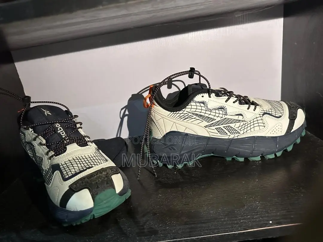 Original Reebok Trail Sneakers – Off White/Black