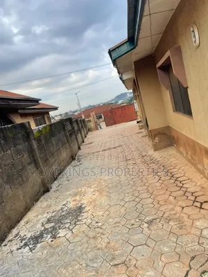 7bdrm Bungalow in Arapaja, Oluyole for sale