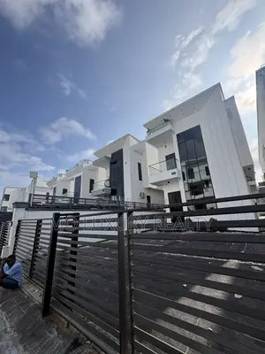 5bdrm Duplex in Chevron for sale