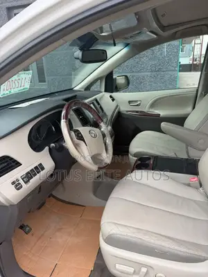 Toyota Sienna Limited AWD 7-Passenger 2013 White