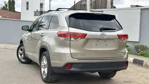 Toyota Highlander Limited 4x2 V6 (3.5L 6cyl 8A) 2017 Gold