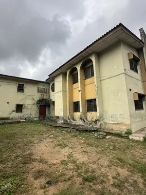 12bdrm Block of Flats in Akinyemi, Ring Road for sale