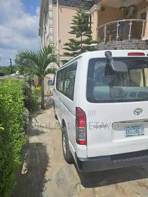 Toyota HiAce 2005 White
