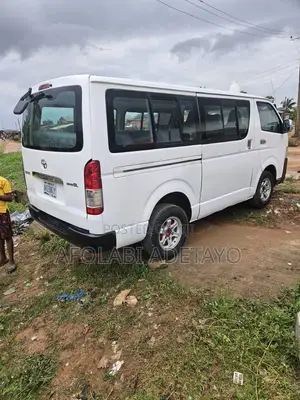Toyota HiAce 2005 White