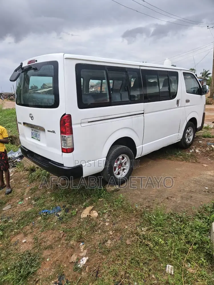 Toyota HiAce 2005 White