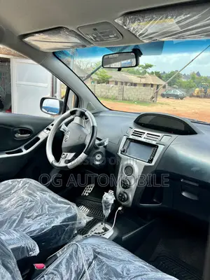 Toyota Yaris LE Hatchback 3dr 2012 Gray