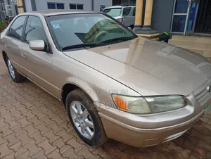 Toyota Camry 2000 Gold