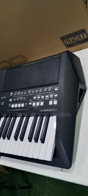 Yamaha PSR SX 600