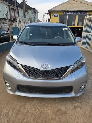 Toyota Sienna SE 8 Passenger 2012 Gray