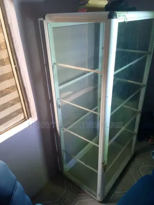 A Very Tall and Wide Showglass