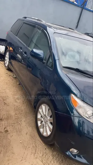 Toyota Sienna 2012 Blue