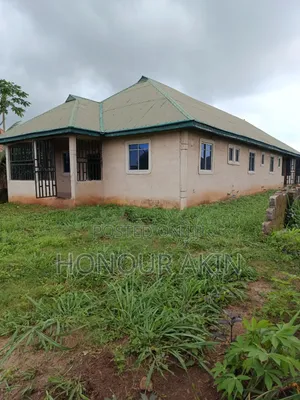 3bdrm Bungalow in Benin City for sale