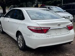 Toyota Camry LE 4dr Sedan (2.5L 4cyl 6A) 2016 White