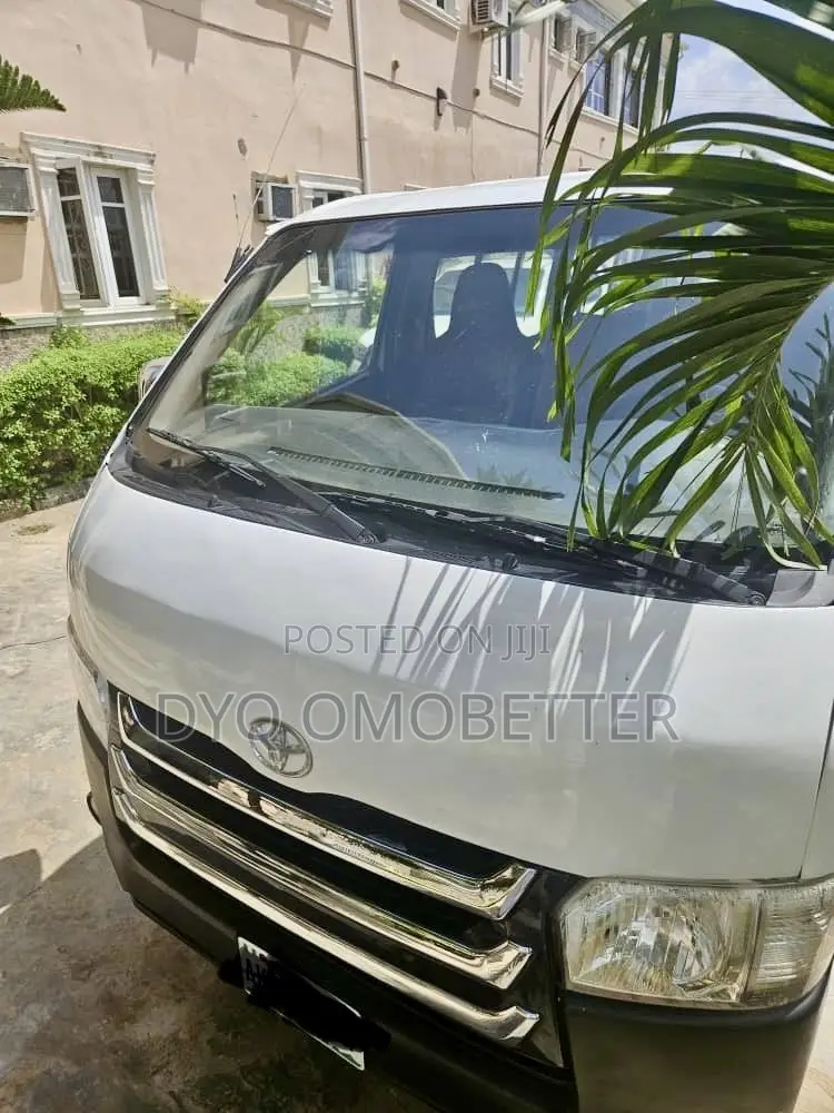 Toyota HiAce 2005 White