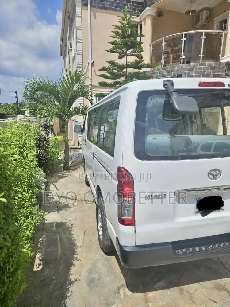 Toyota HiAce 2005 White