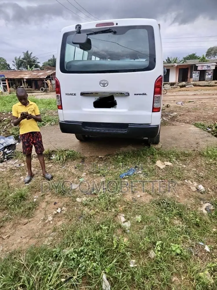Toyota HiAce 2005 White