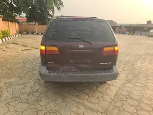 Toyota Sienna 1999