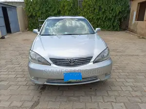 Toyota Camry XLE 4dr Sedan (2.4L 4cyl 5A) 2005 Silver