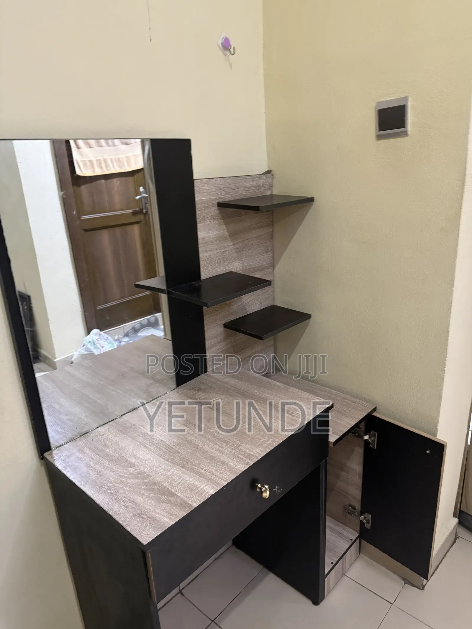 Modern Dressing Table With Large Mirror & Storage Cabinet