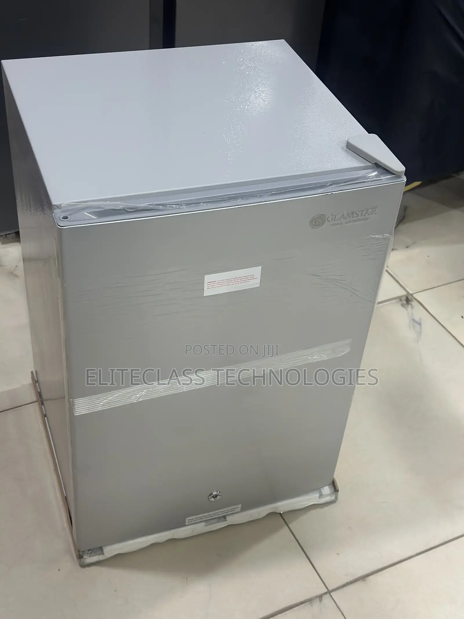 Glamstar Refrigerator Model GFR-90S-E