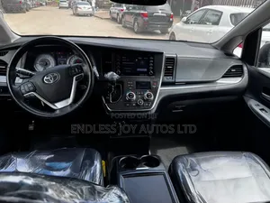 Toyota Sienna SE Premium (3.5L 6cyl 8A) 2018 Silver