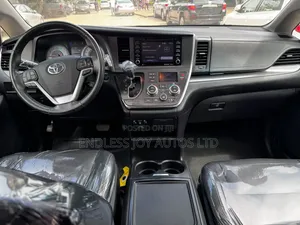 Toyota Sienna SE Premium (3.5L 6cyl 8A) 2018 Silver