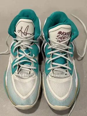 Kyrie Basketball Shoe