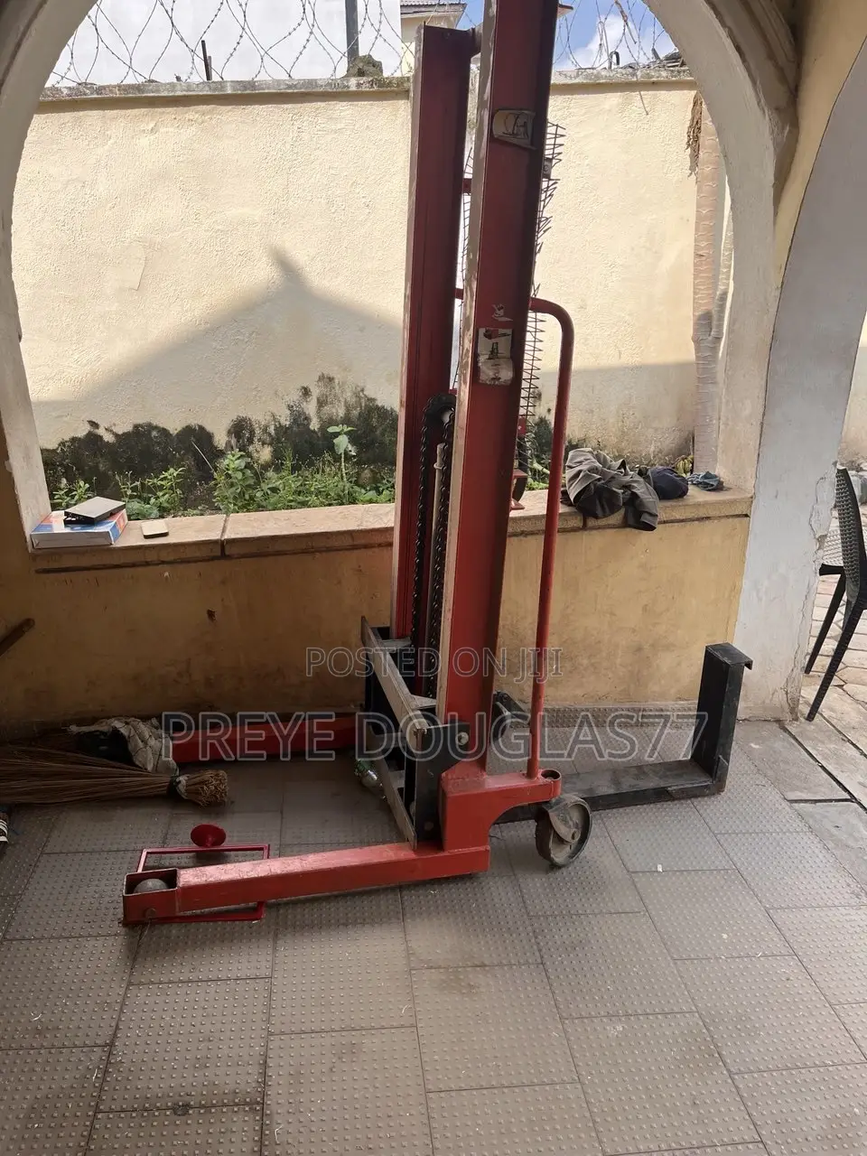 Heavy Duty Manual Hydraulic Pallet Stacker ( Used)