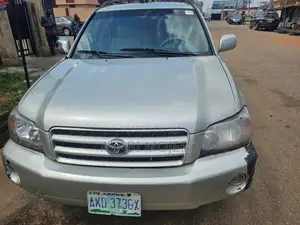 Toyota Highlander V6 AWD 2004 Gold