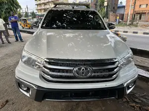 Toyota Hilux Revo Smart Cab Petrol 2.7 RWD 2018 White