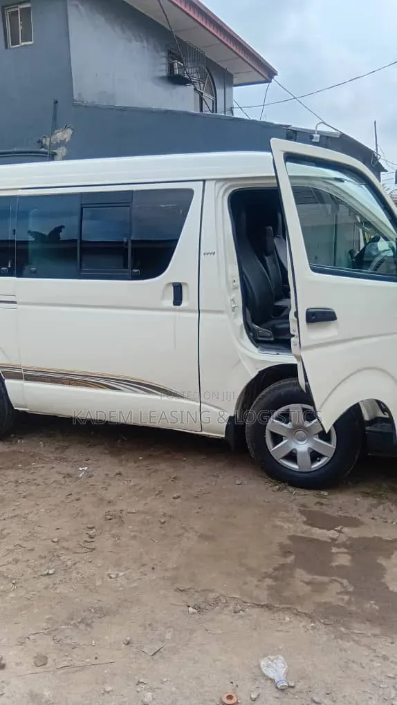 Toyota HiAce 2015 White