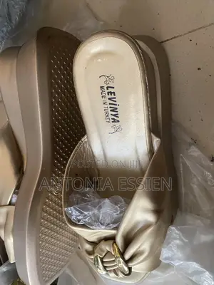 Elegant Gold Knot-Detail Heeled Mules