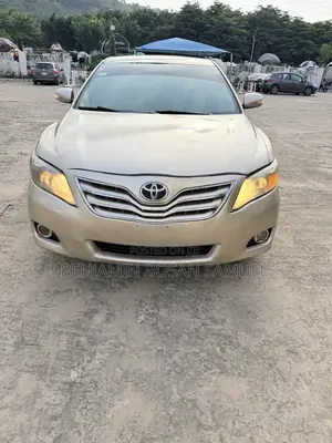 Toyota Camry LE 4dr Sedan (2.5L 4cyl 6A) 2011 Gold